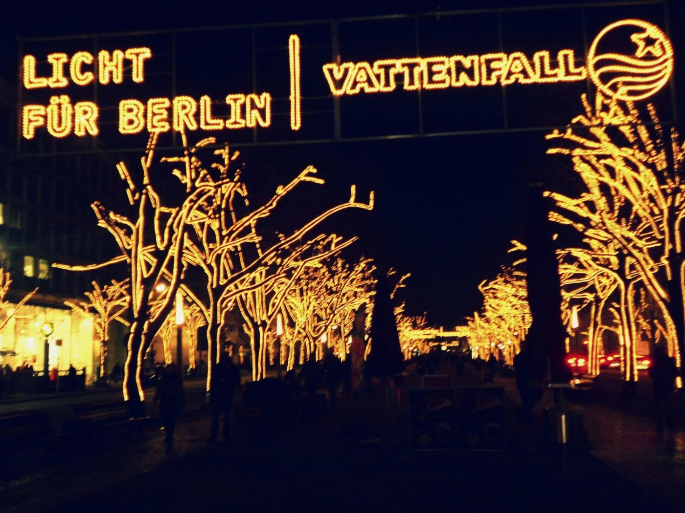 LICHT FÜR BERLIN, down the whole boulevard.