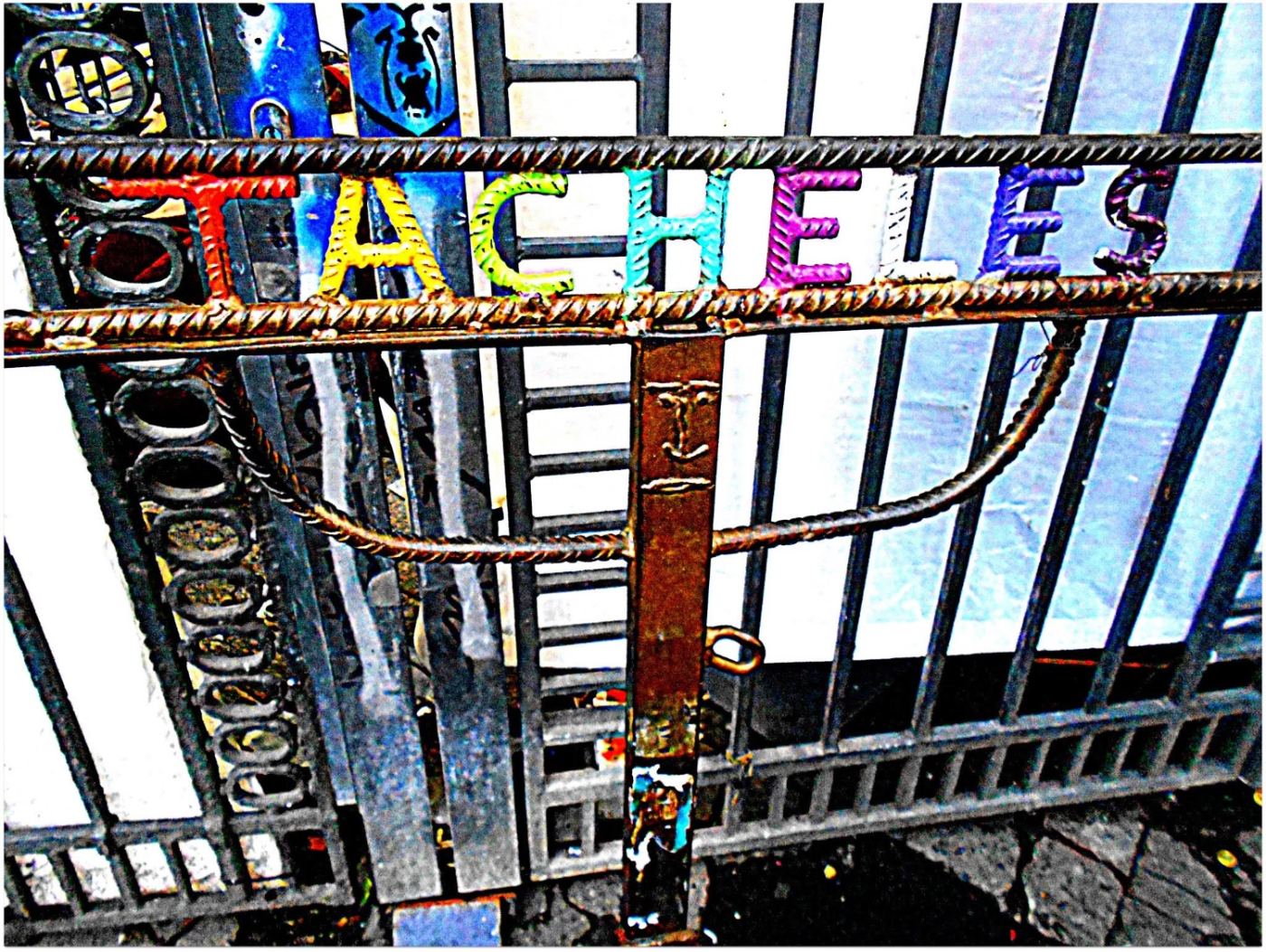 TACHELES — the letters welded onto the gate.