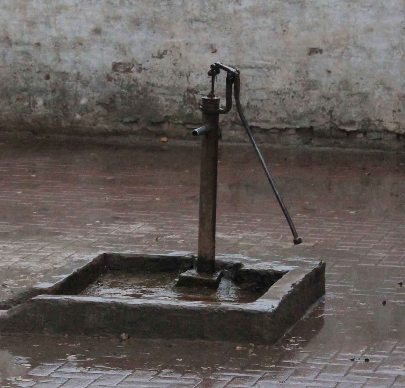 one hand pump, one concrete basin, the whole street’s water.