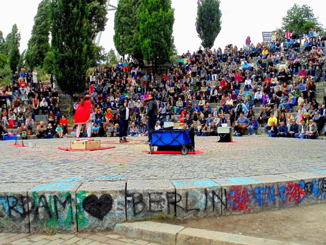 it fills without an invitation. AM I ♥ BERLIN, sprayed on the step.